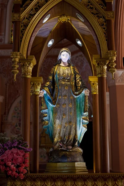 찬 타 부리 지방에서 로마 카톨릭 교회에 처녀 마리아 동상 — 스톡 사진
