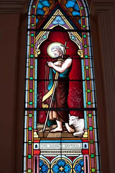 Målade glas av helgon i den romersk-katolska kyrkan i chanthaburi, Thailand — Stockfoto