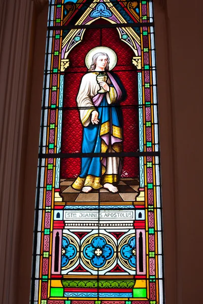 Verres de saints peints dans l'église catholique romaine de Thaïlande — Photo