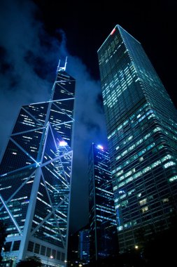 Geceleyin Hong Kong, aşağıdan manzara.