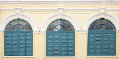 Sarı duvar kapalı yeşil camda