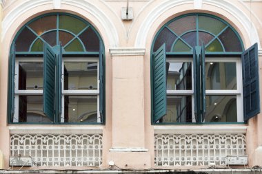 Açık yeşil pencere sarı duvar