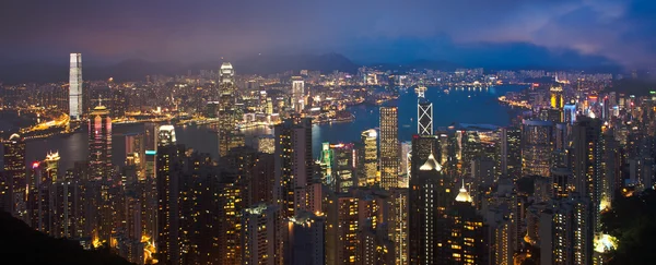 Hong kong stadsbilden på natten panorama — Stockfoto