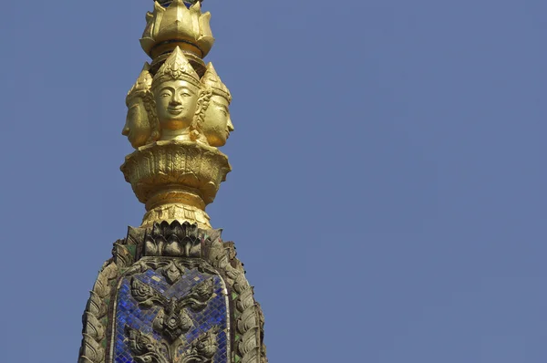 Escultura bhudística en el cielo azul — Foto de Stock