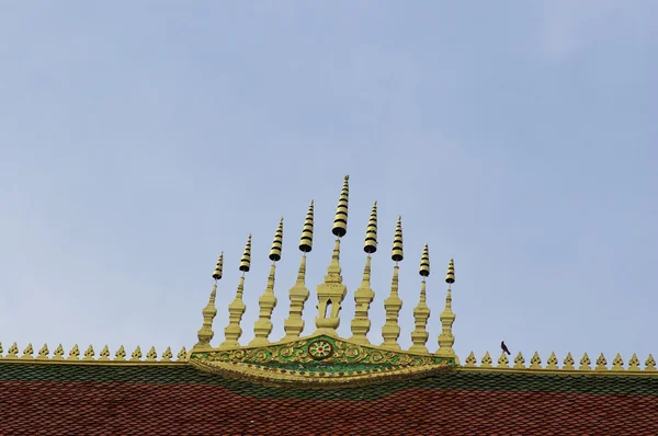 Dettaglio di un tetto di un tempio buddista a Vientiane, Laos — Foto Stock