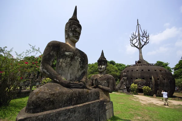 Sochy Buddhy v krásné a bizarní buddha park ve vientiane — Stock fotografie
