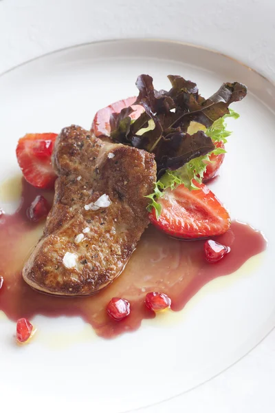 Beef steak with strawberry — Stock Photo, Image