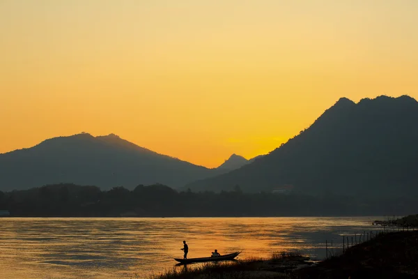 Laos visser aan rivier op zonsondergang — Stockfoto