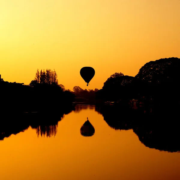 Globo de aire caliente al amanecer en el río —  Fotos de Stock