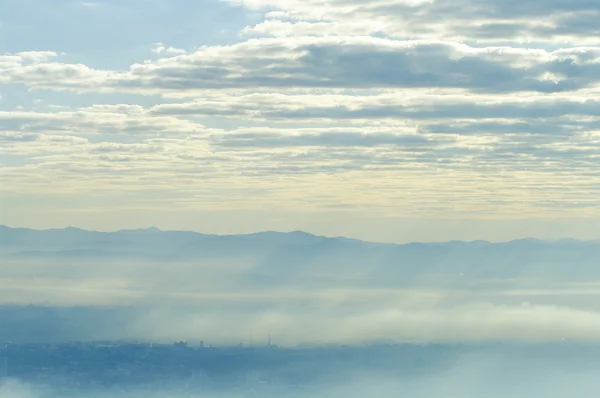 Blå himmel med mountain silhuett — Stockfoto