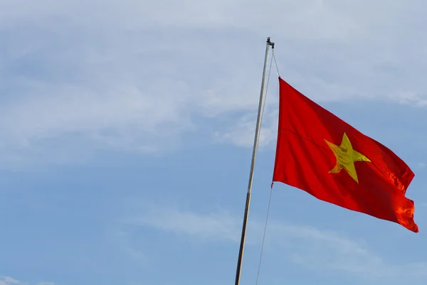 Drapeau du Vietnam sur ciel bleu — Photo