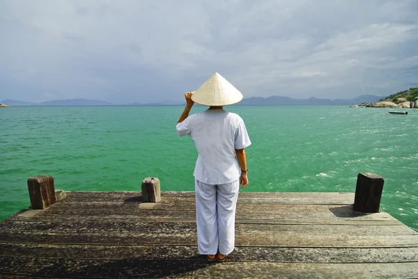 Vietnamesisk kvinna framför havet — Stockfoto