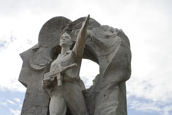 Statue d'un soldat sur le ciel — Photo