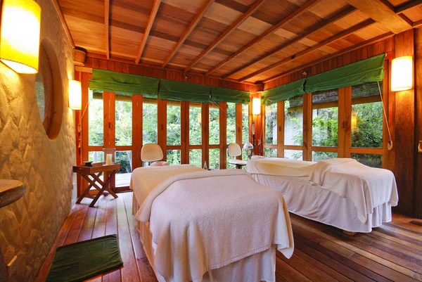 Mooie massage kamer in spa saloon versierd met kaarsen. — Stockfoto