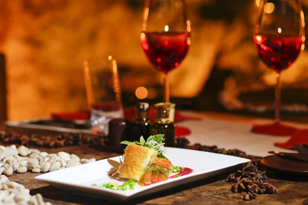 Jantar romântico de bife de salmão com vinho tinto — Fotografia de Stock