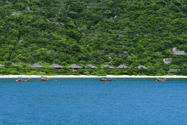 Bungalows con escalones en increíble laguna verde —  Fotos de Stock