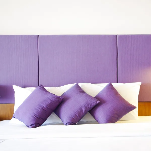 Imagem de travesseiros confortáveis e cama . — Fotografia de Stock