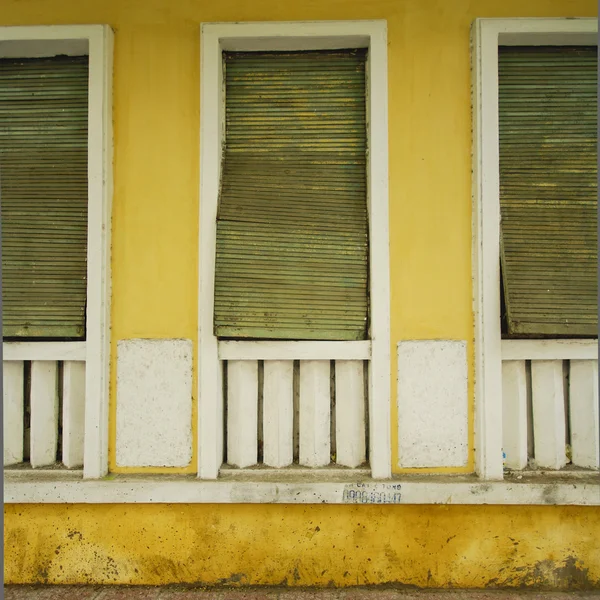 Een muur met windows in vietnam — Stockfoto