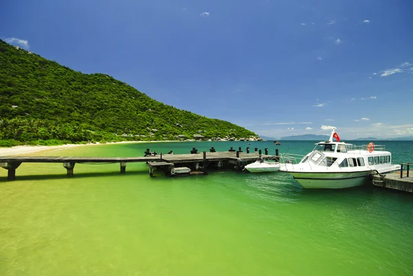 Il ponte verso il mare con motoscafo — Foto Stock