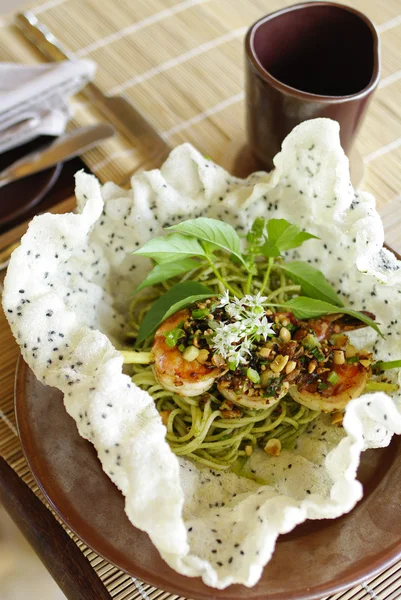 Teller mit grünem Spaghetti-Brokkoli-Pesto und Garnelen servierfertig — Stockfoto