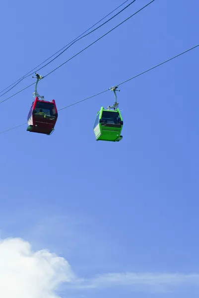 Röd och grön kabel bil lyft på blå himmel på vietnam — Stockfoto