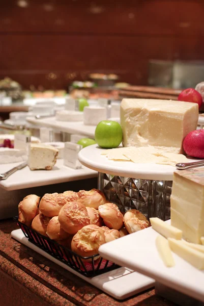 Surtido de pastelería fresca en la mesa en buffet —  Fotos de Stock