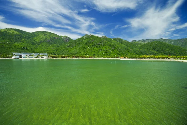 Eau de mer émeraude et les belles maisons au Vietnam — Photo