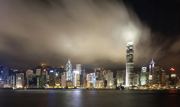 Hong kong miasto nocą z chmury w panorama — Zdjęcie stockowe