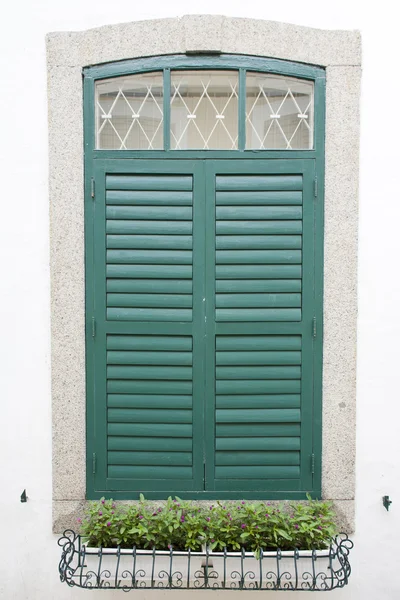 Το κλειστό παράθυρο πράσινο στον άσπρο τοίχο — Φωτογραφία Αρχείου