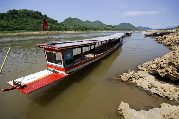 Barco en el río Mekong, paso fronterizo, punto de control —  Fotos de Stock