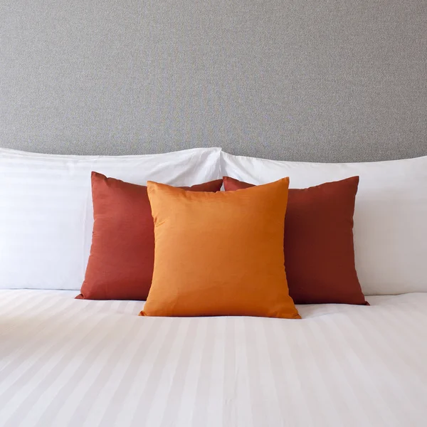 Πολύχρωμο μαξιλάρι σε ξενοδοχείο κρεβάτι με χώρο για κείμενο — Φωτογραφία Αρχείου