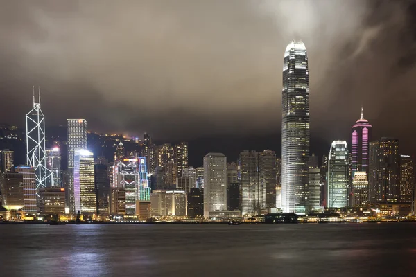 Cidade de Hong Kong noite com nuvem — Fotografia de Stock