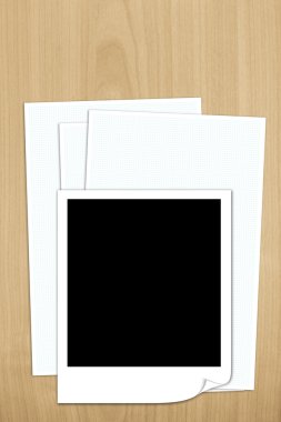 boş fotoğraf çerçevesi üzerinde ahşap zemin üzerinde beyaz kağıt isolted