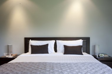 gece bir otel odasında yatak