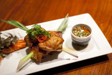 sıcak et yemekleri - Tay soslu kızarmış tavuk