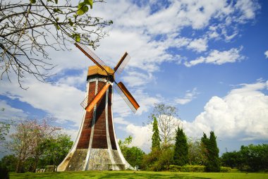 Rüzgar Türbini ve yaz aylarında açık mavi gökyüzü