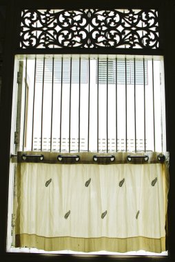 eski bir evde pencere ara