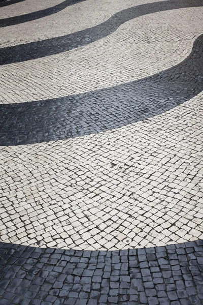 黒とベージュのビンテージ正方形モザイク玉石の舗装道路 — ストック写真