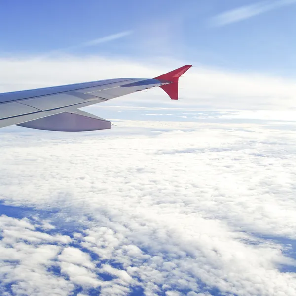 Vista da asa do avião a jato com padrões de nuvem — Fotografia de Stock