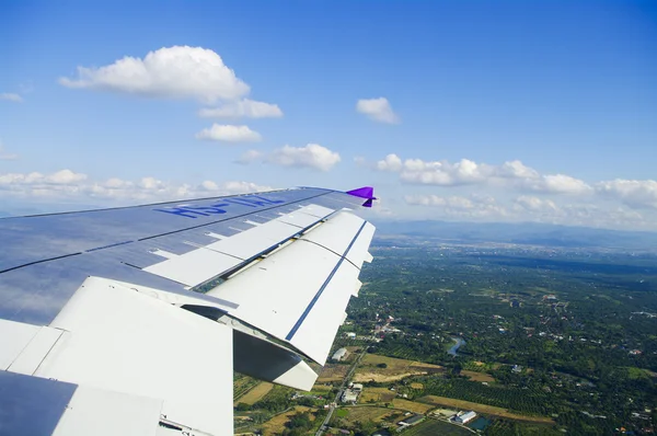 Vista del ala del avión jet con vista a la ciudad — Foto de Stock