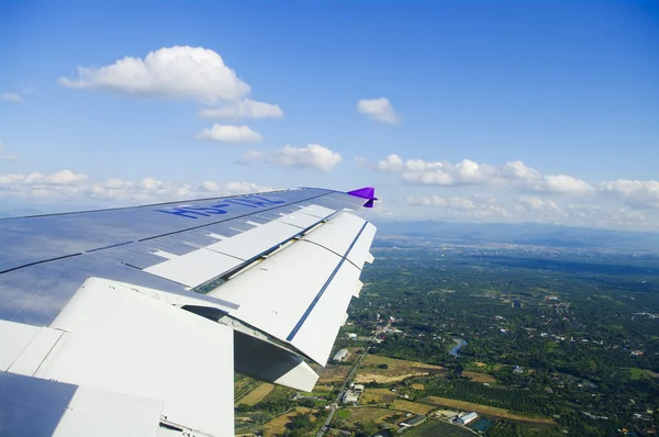 Vue de l'aile d'avion à réaction avec vue sur la ville — Photo