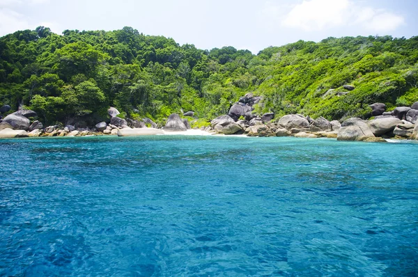 Prachtige blauwe zee van similan Zuid-thailand, Azië — Stockfoto