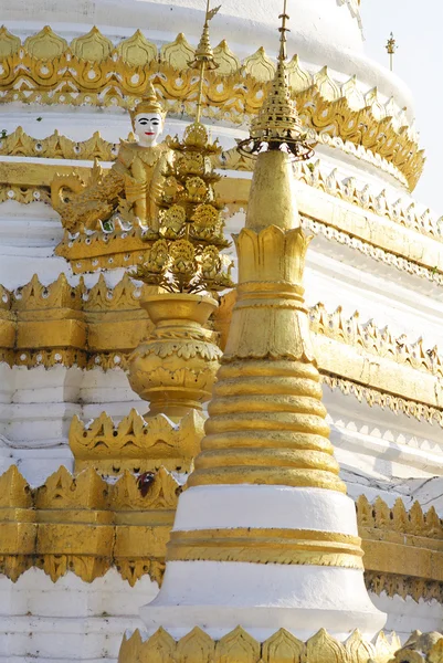 Vita pagoda, maehongson provinsen, thailand. — Stockfoto