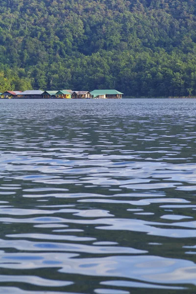 Pływające chaty dam jeziora chiang mai, Tajlandia — Zdjęcie stockowe