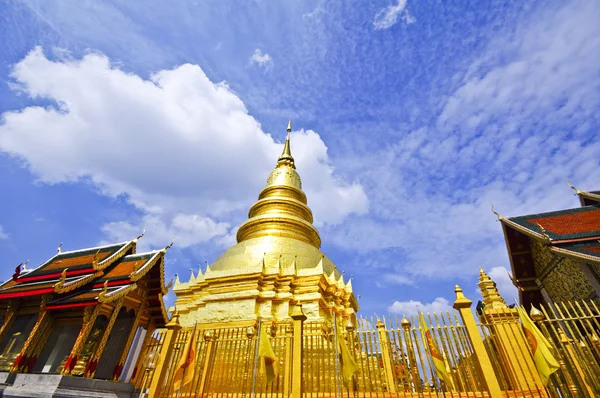 Pagode de Ouro em Wat Phra que Hariphunchai, província de Lamphun , — Fotografia de Stock