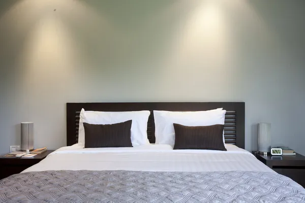 gece bir otel odasında yatak