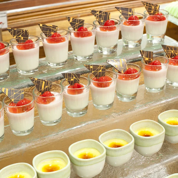 Desserts aux baies douces en attente pour les clients des restaurants — Photo