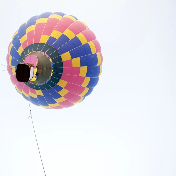 Silhouette hot air balloon landing with many — Stock Photo, Image