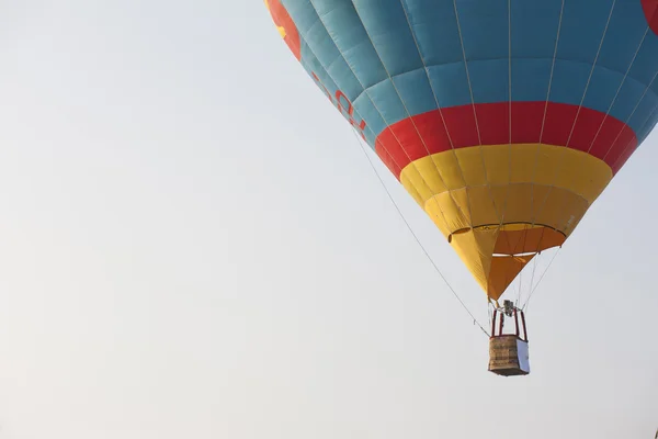 Silhouette mongolfiera atterraggio con molti — Foto Stock