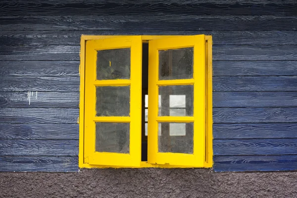 Texture de mur en bois peint brillant avec fenêtre fermée jaune — Photo